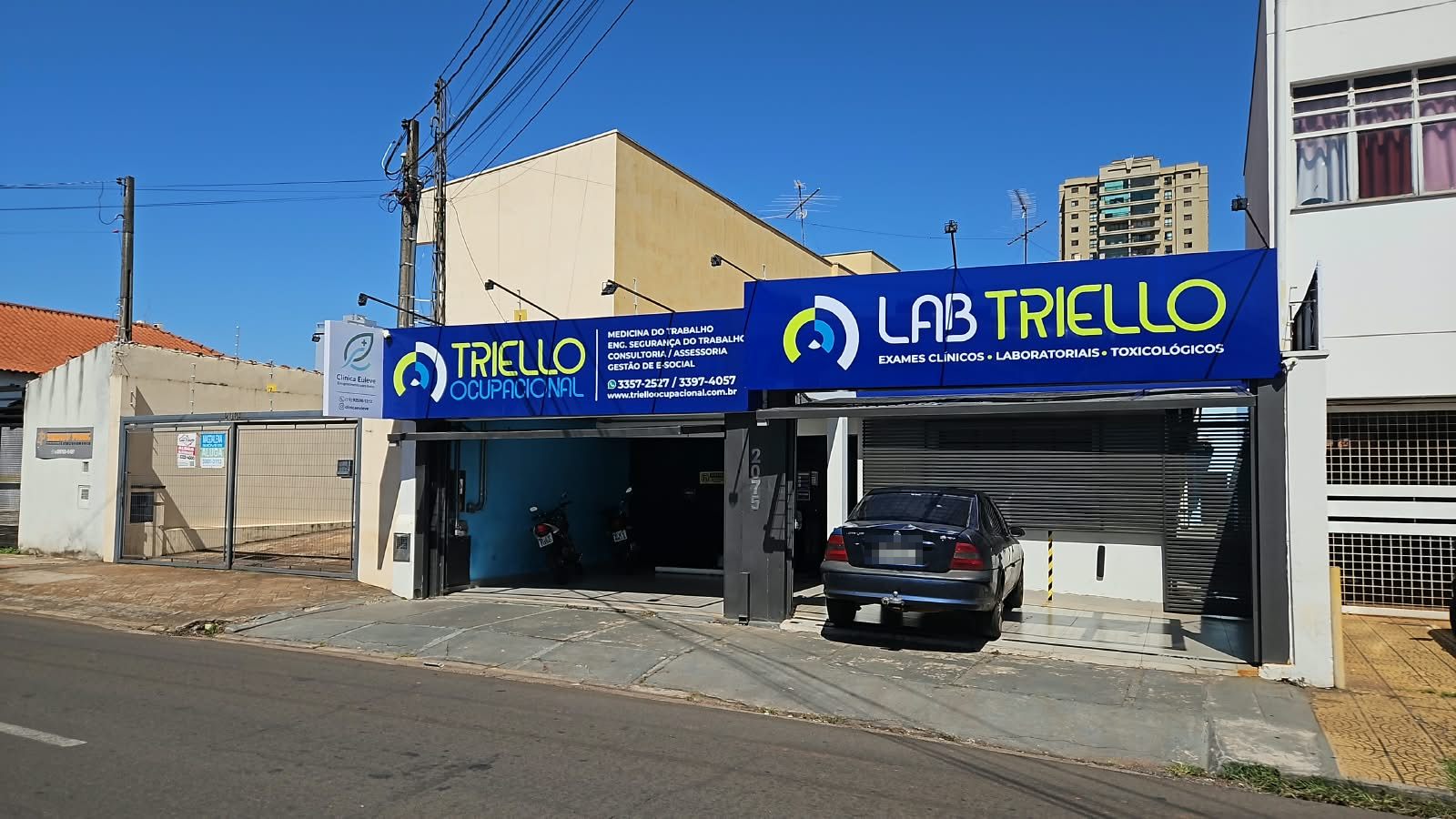Fachada da Triello Ocupacional e do Lab Triello, com os letreiros azuis sobre a entrada, na Rua Carlos Gomes, 2075.