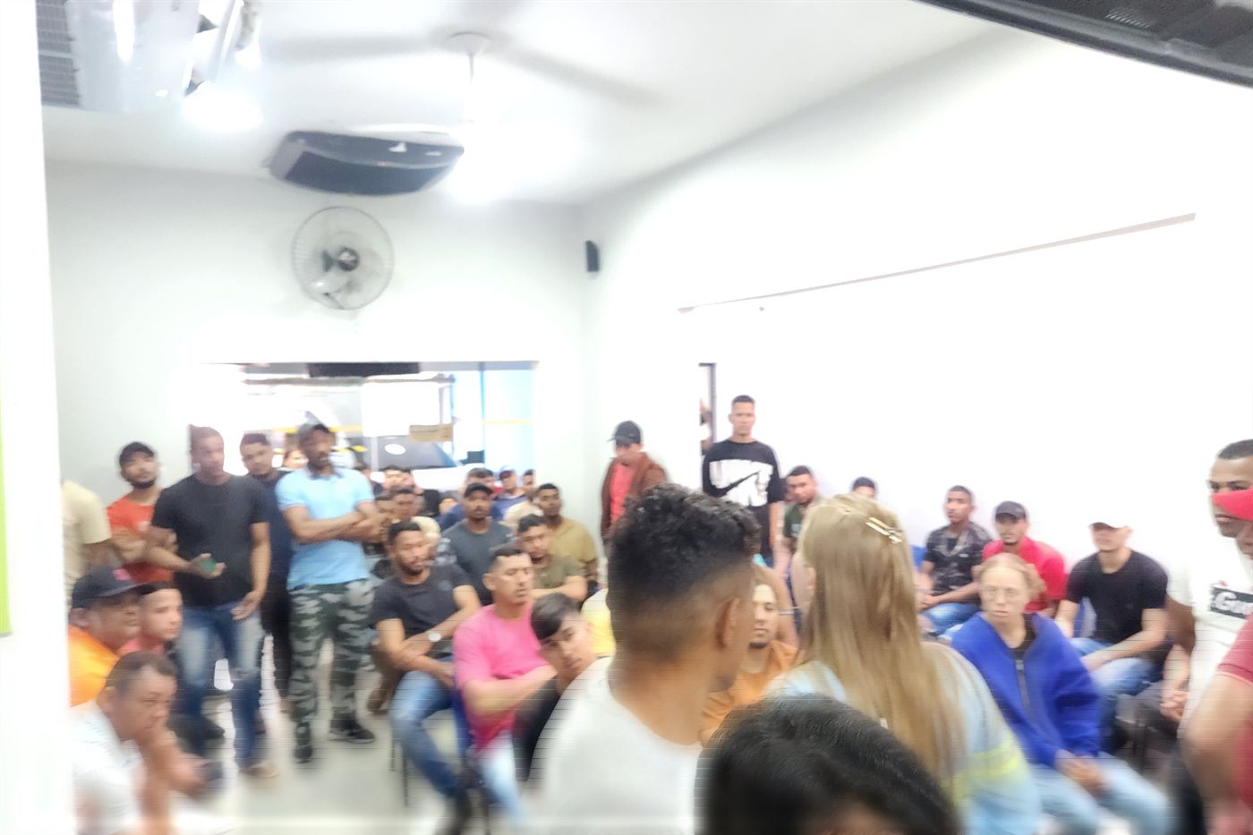 Salão principal da clínica durante o atendimento da manhã.